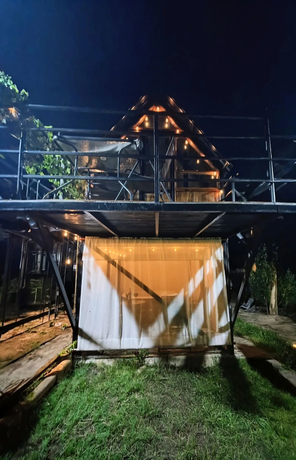 Cabaña A-Frame nocturna glamping Boyacá Colombia
