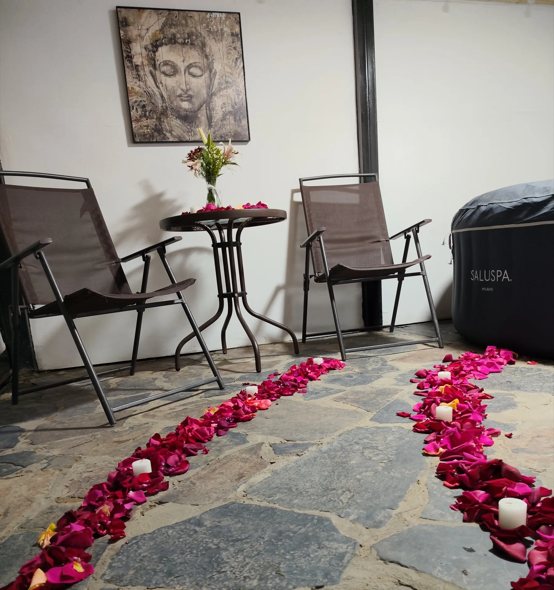 Jacuzzi privado con pétalos glamping Colombia