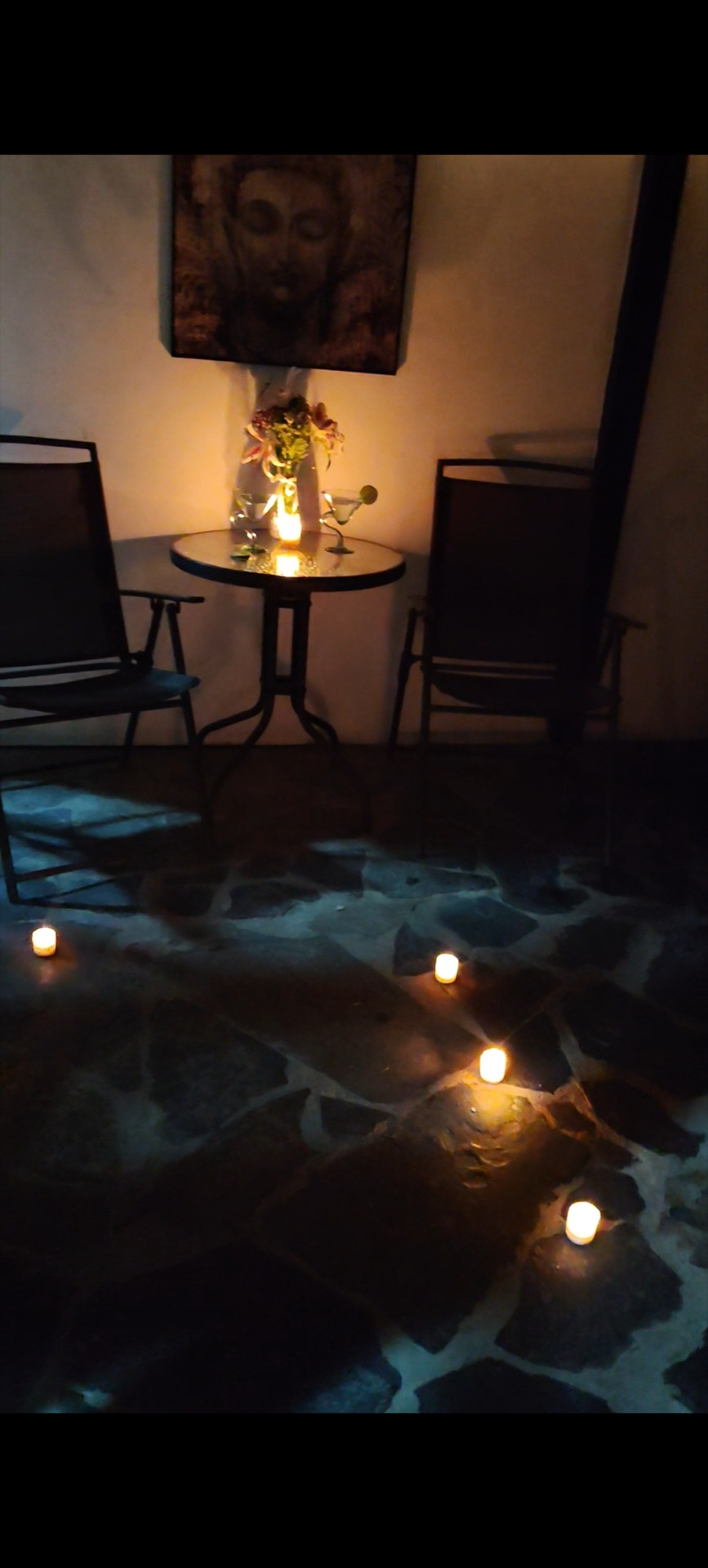 Zona romántica con velas de piedra