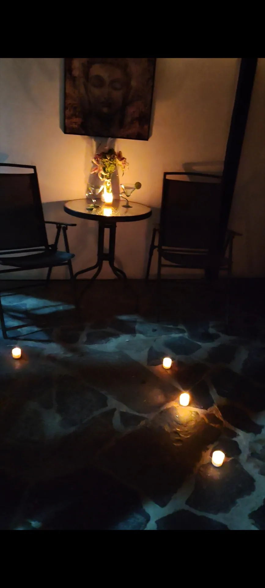 Velas sobre piso de piedra glamping íntimo Colombia