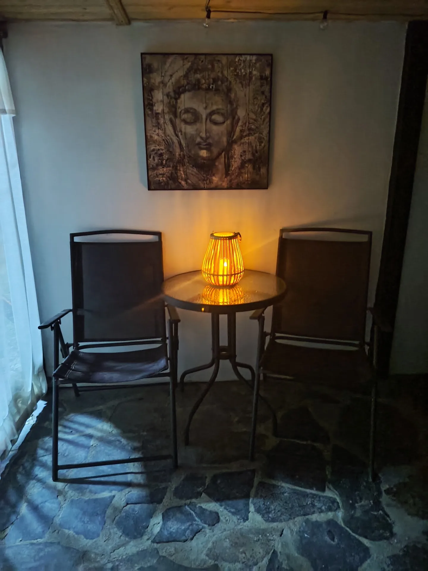 Interior íntimo con vela cabaña A-Frame glamping Colombia