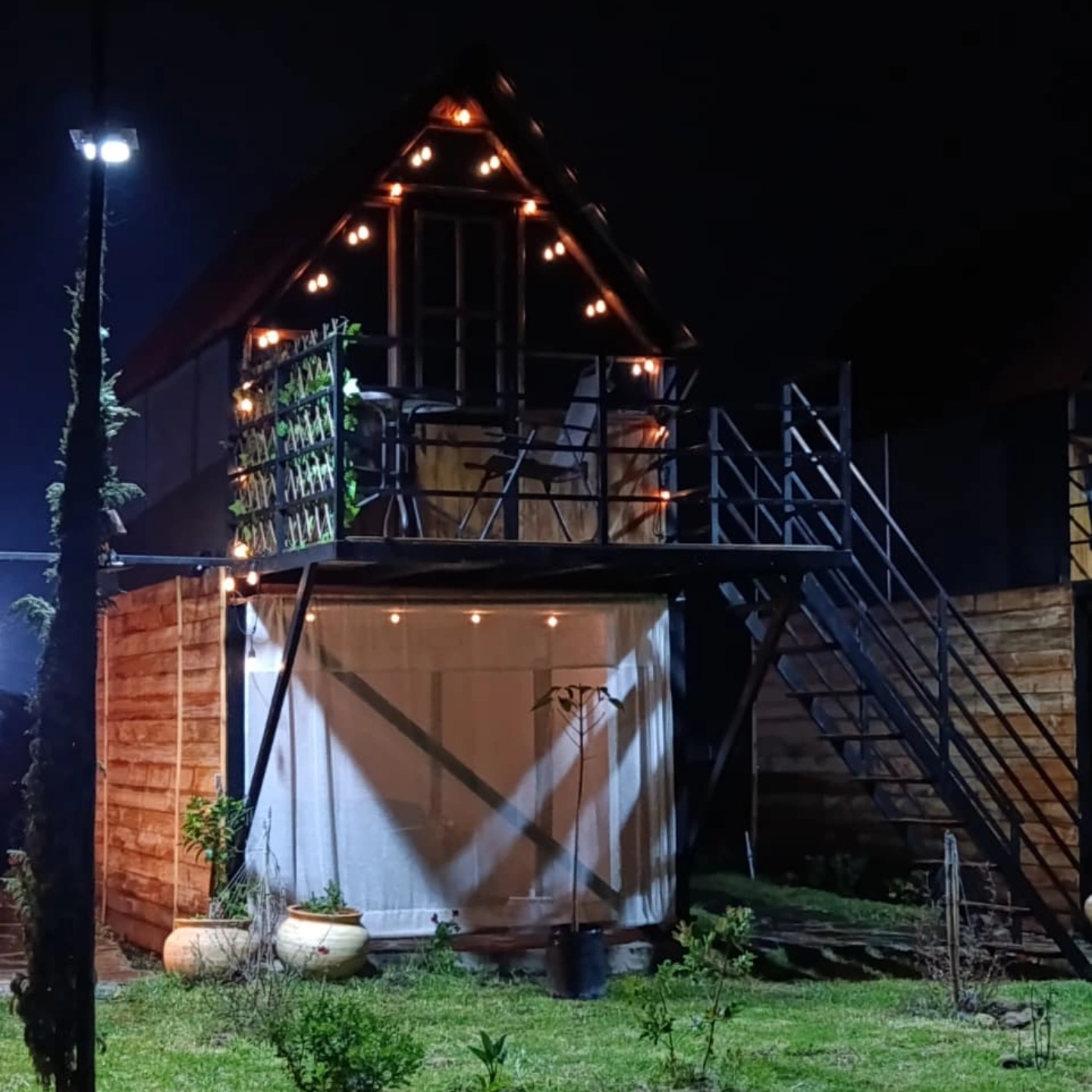 Exterior A-Frame con luces de hada